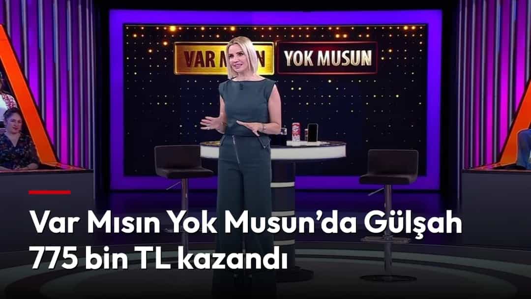 Var Mısın Yok Musun setinde yarışmacı, yarışma masasının önünde duruyor.