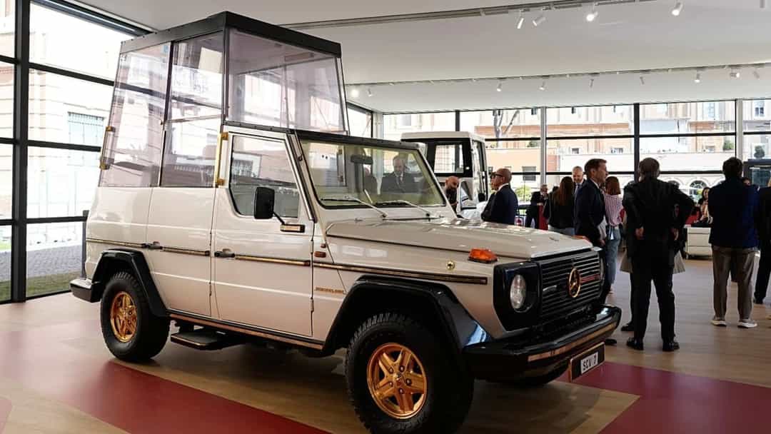 Vatikan’daki sergide camlarla çevrili alanda sergilenen beyaz Mercedes-Benz papamobili
