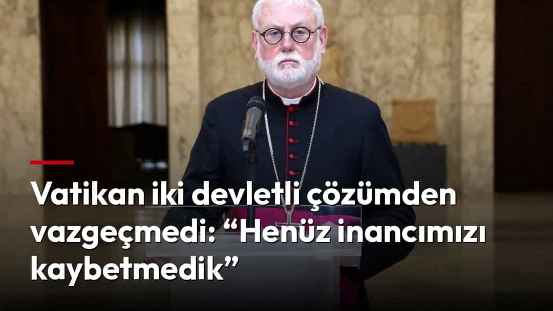 Paul Richard Gallagher, bir kürsüde konuşma yaparken