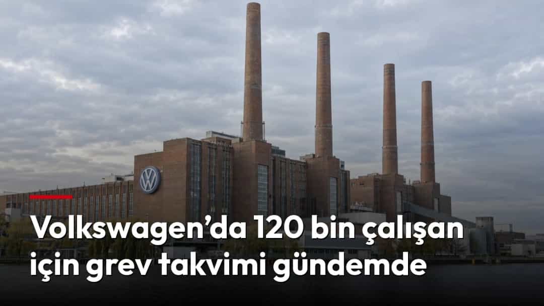 Volkswagen fabrikasının nehir kıyısındaki üretim tesisi ve bacaları.