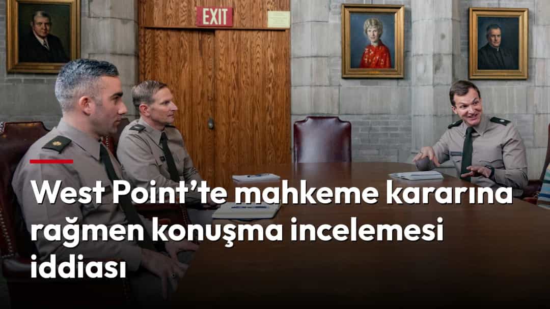 West Point’teki taş duvarlı bir toplantı odasında askerler ve bir sivil masanın çevresinde görüşüyor.