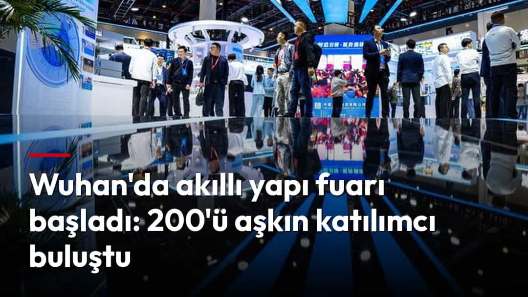 Wuhan'daki akıllı yapı fuarında stantları gezen ziyaretçiler ve sergi alanı.