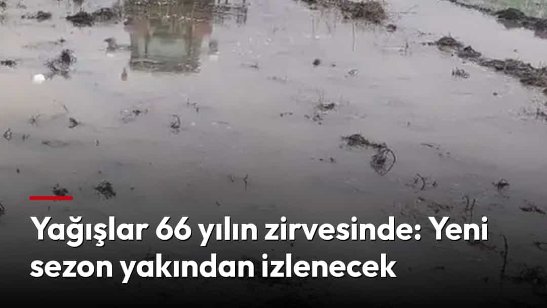 Yoğun yağışın ardından suyla kaplanan tarlada ilerleyen traktör