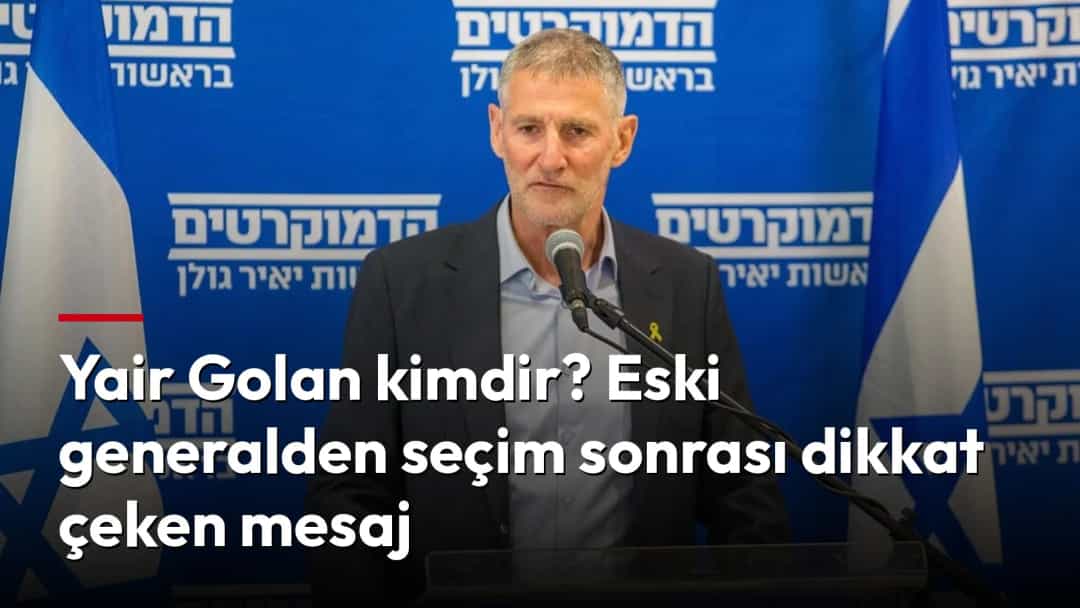 Yair Golan, İsrail bayrakları ve parti amblemlerinin önünde kürsüde konuşuyor.