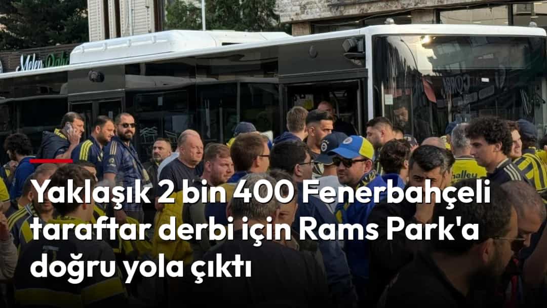 Fenerbahçeli taraftarlar, derbi için yola çıkmadan önce bir otobüsün çevresinde toplanıyor.