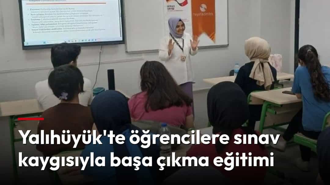 Sınav kaygısıyla başa çıkma eğitimi sırasında sınıfta öğrencilere sunum yapan eğitmen.