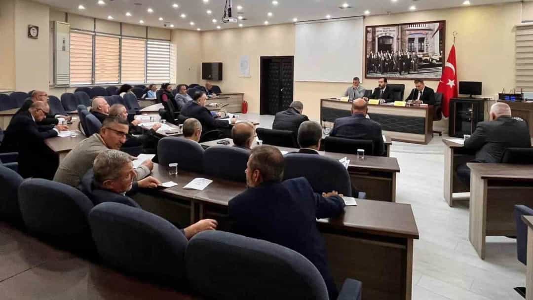 İl genel meclisi salonunda toplantıya katılan üyeler