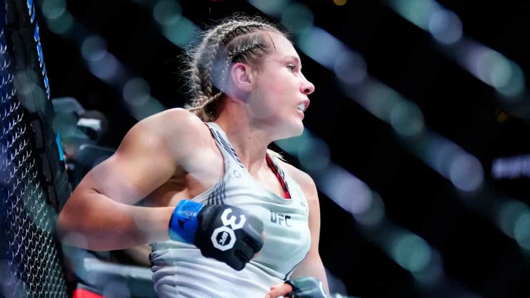 Yana Santos, UFC kafesinde müsabaka sırasında.