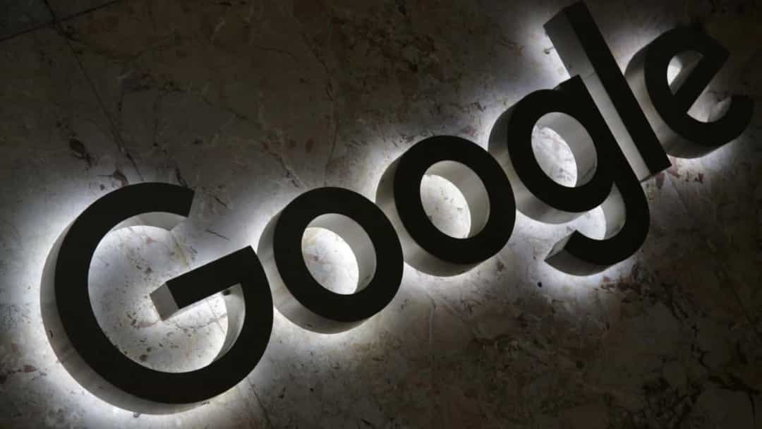 Taş duvar üzerinde ışıklandırılmış Google logosu