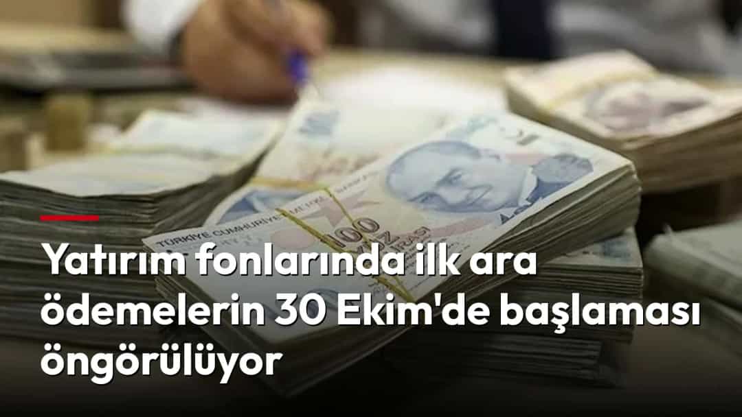 Masa üzerinde lastiklerle demet hâline getirilmiş Türk lirası banknotları