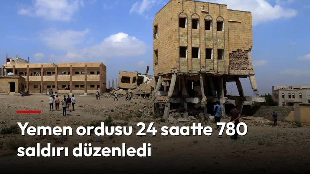 Yemen’de saldırılarda hasar gördüğü anlaşılan bir binanın çevresinde enkaz ve insanlar görülüyor.