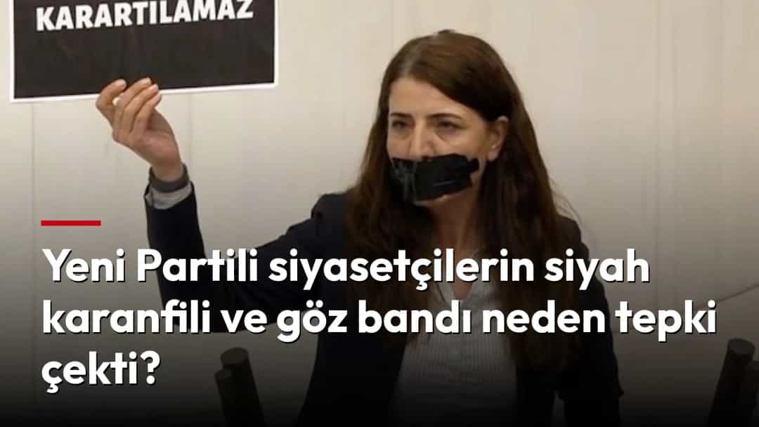 Bir kadın, ağzının üzerinde siyah bantla “Hakikatler karartılamaz” yazılı bir pankart tutuyor.