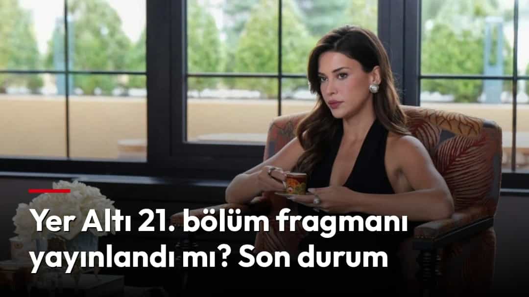 Siyah elbiseli bir kadın, pencere önündeki koltukta otururken fincan tutuyor.