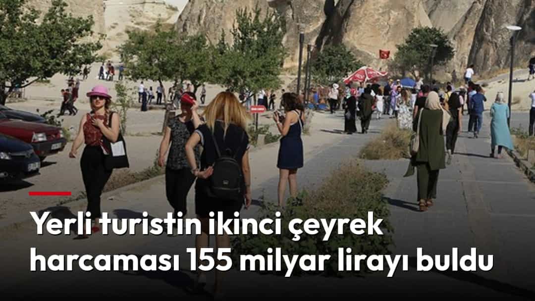 Kapadokya’daki kaya oluşumlarını ziyaret eden turistler