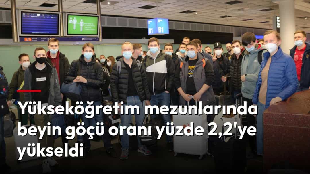 Bir grup yolcu, havaalanında valizleriyle uçağa binmek için bekliyor.