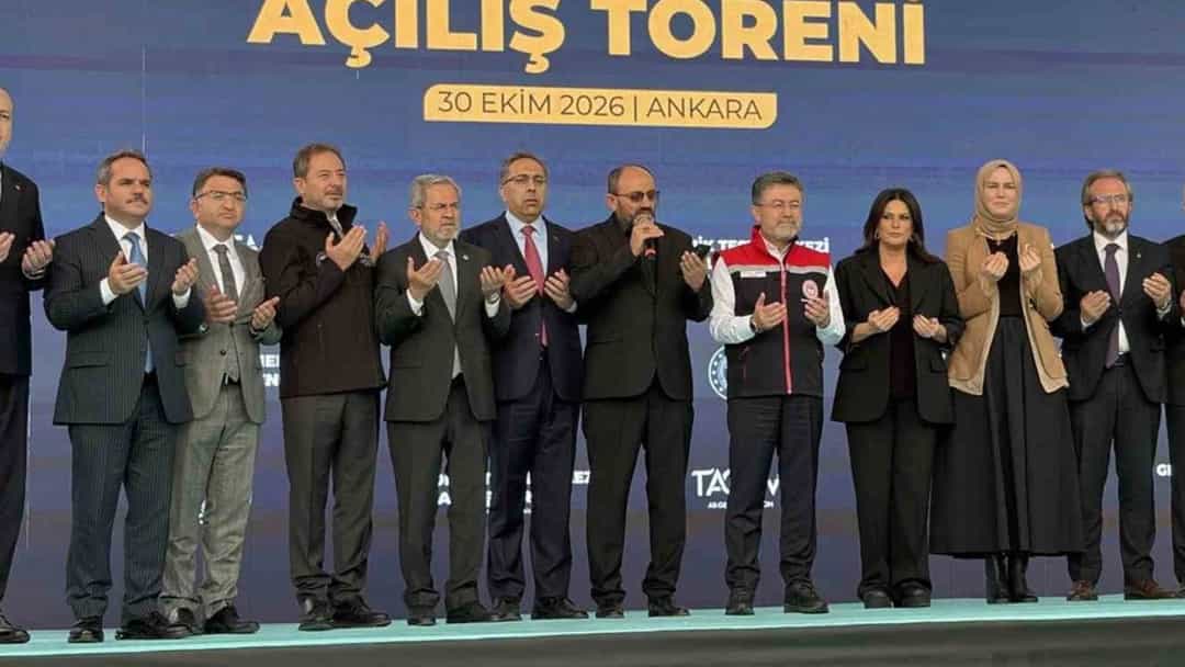 İbrahim Yumaklı ve diğer yetkililer, Genomik Test Merkezi açılış töreninde sahnede.
