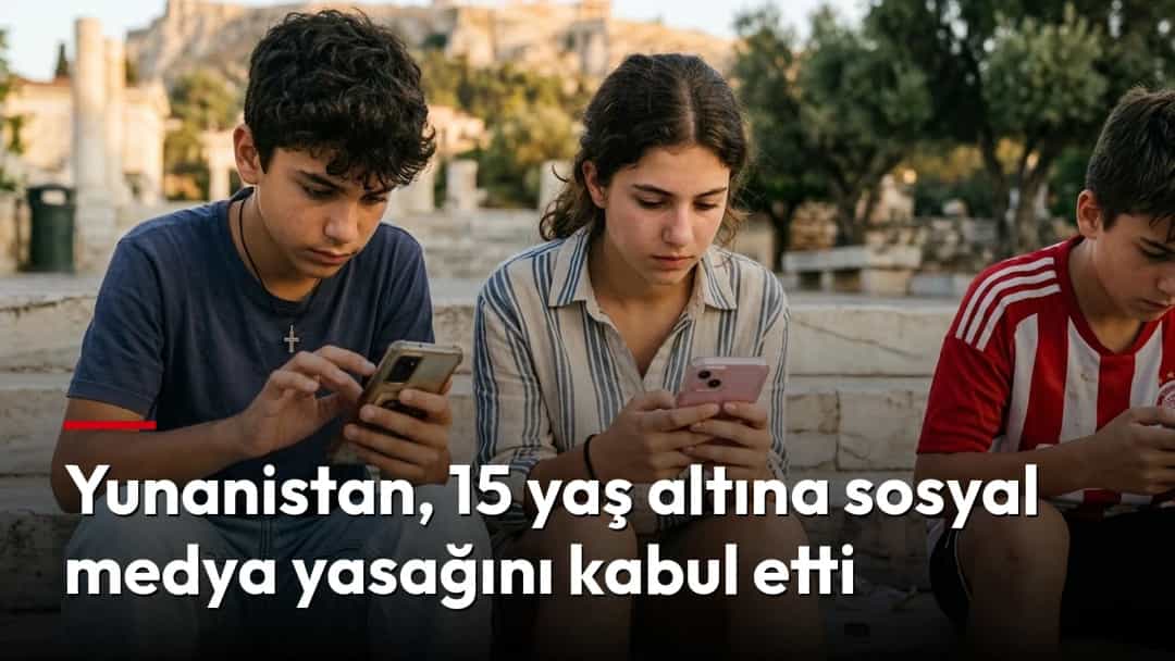Yunanistan’da gençler dışarıda otururken akıllı telefonlarını kullanıyor.