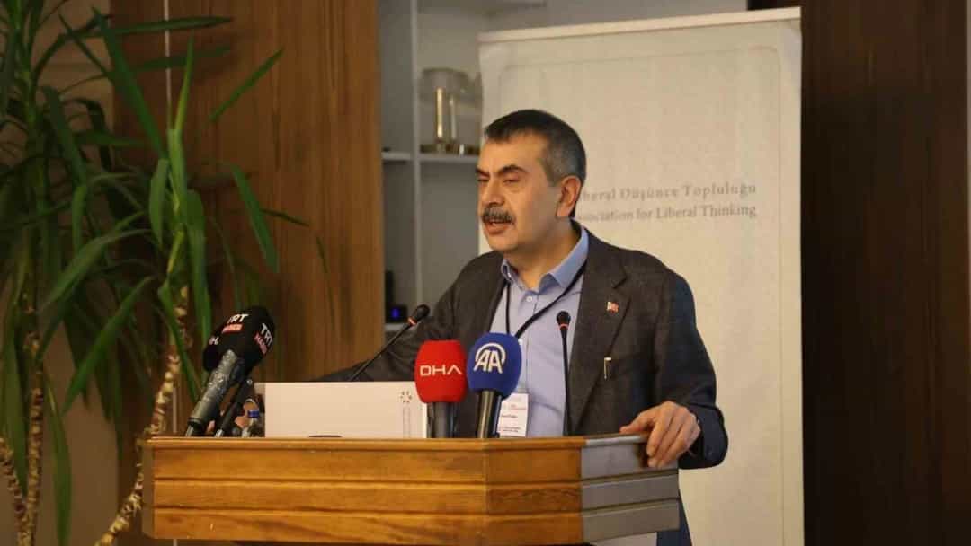 Yusuf Tekin, kürsüde konuşma yaparken