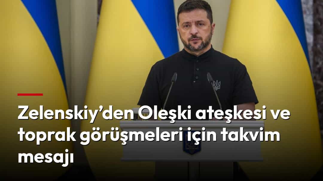 Volodimir Zelenskiy, Ukrayna bayrakları önünde kürsüde konuşma yapıyor.