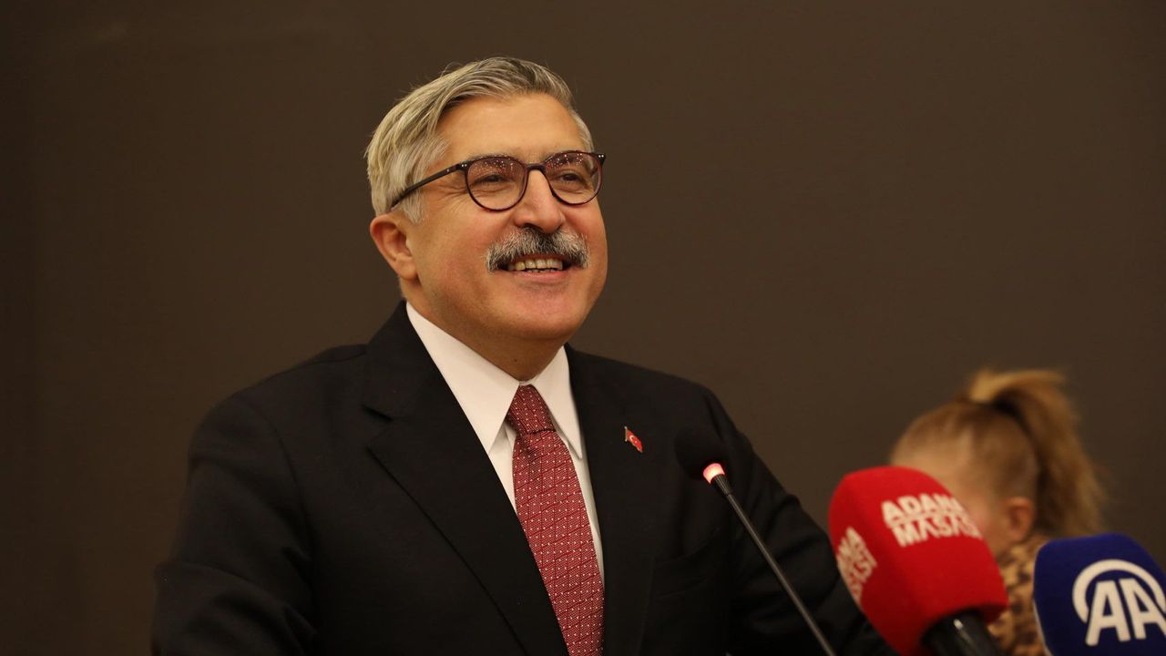“Bayrağa uzanan eller kırılır; bu millet bayrağı yere düşürmez, vatanı böldürmez, Türkiye yenilmez” görseli
