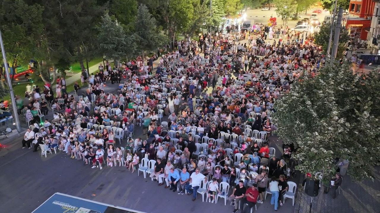 Çocuklar eğlendi, aileler kaynaştı, Fatih Mahallesi’nde sinema keyfi yaşandı görseli