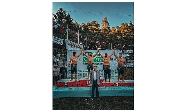 Kemer Belediye güreşçileri kürsüye çıktı görseli