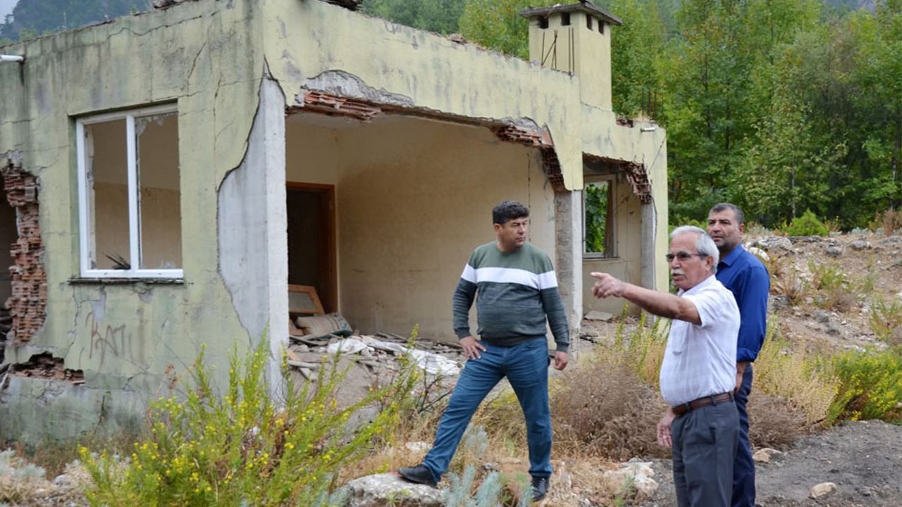 14 yıl önceki selin izleri hala duruyor, kayıp çift bulunamadı görseli