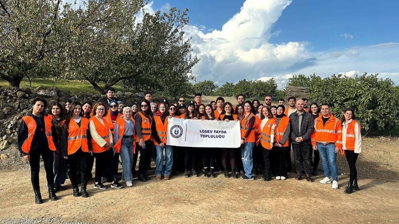 ADÜ öğrencileri LÖSEV için mandalina hasadı yaptı görseli