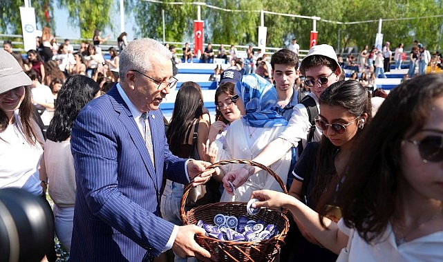 Ege Üniversitesi yeni öğrencilerine şenlikle “Merhaba” dedi görseli