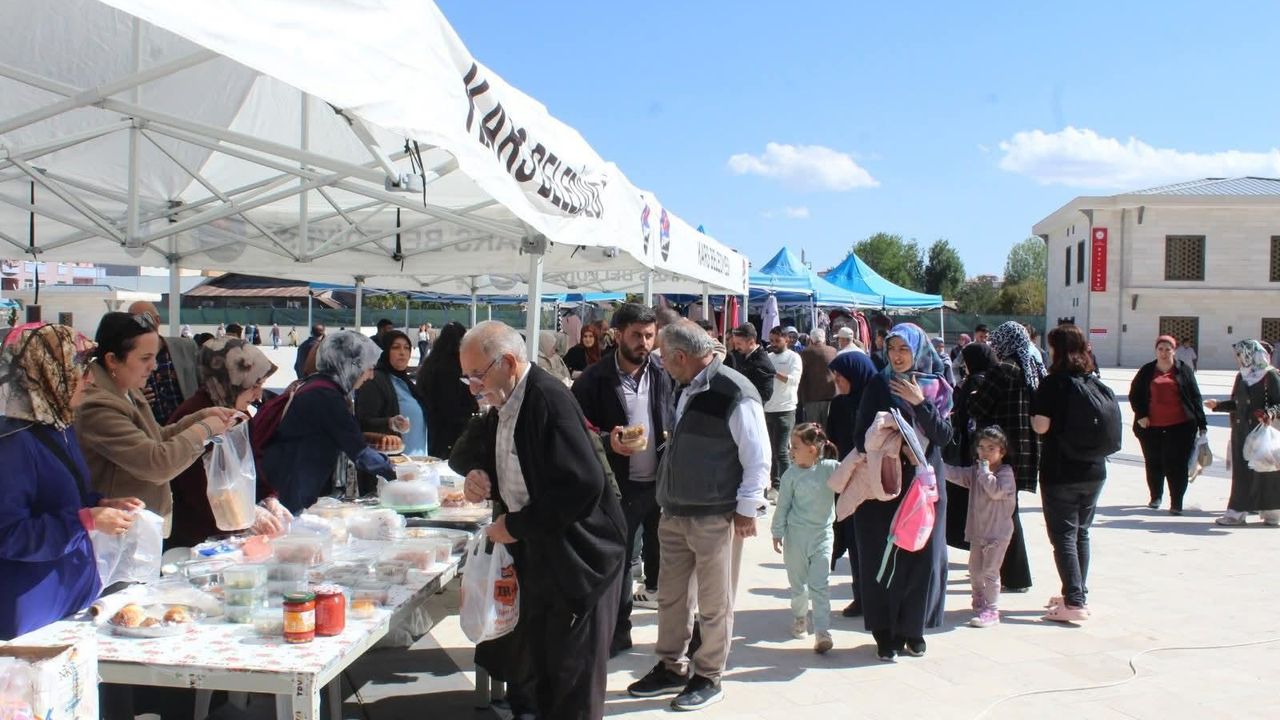 Kars'ta Kur'an kursları yararına “Hayır Çarşısı” kuruldu görseli