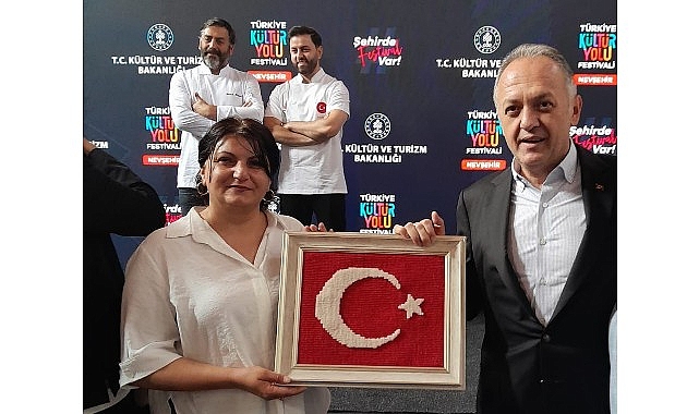Atölyemizde Dokuduğumuz Türk Bayrağını Hediye Ettik görseli