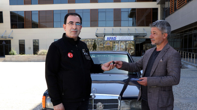FİLİSTİN İÇİN ARABASINI BAĞIŞLADI görseli