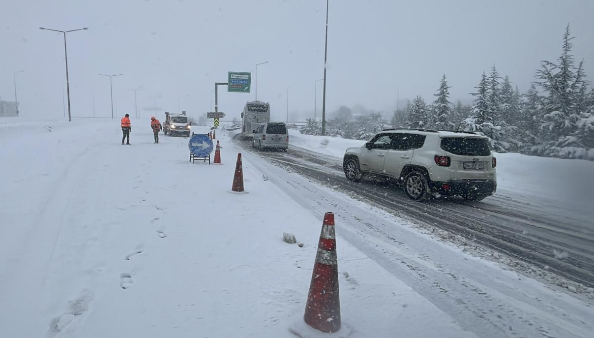 Sivas–Kayseri Kara Yolunda Tipi Nedeniyle Ulaşım Durduruldu görseli