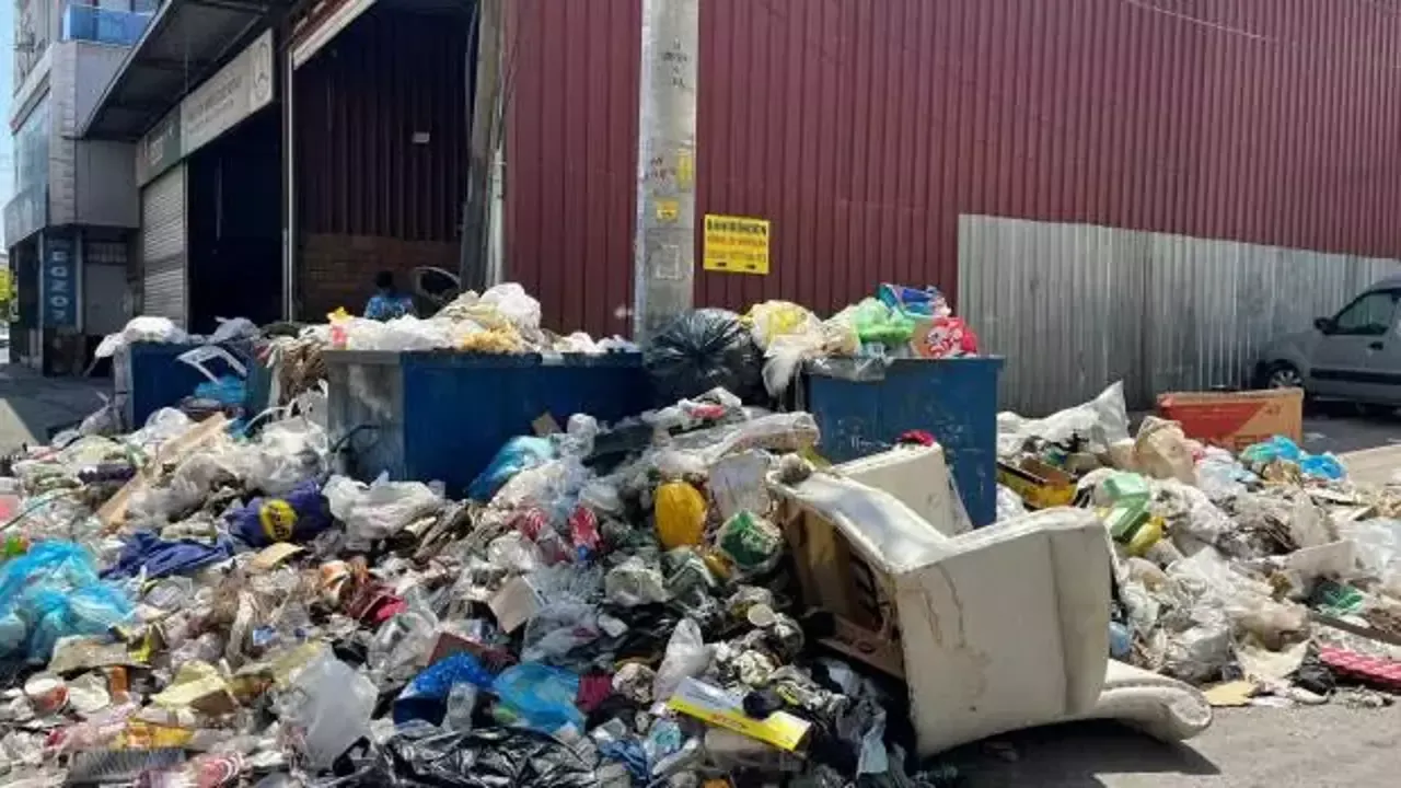 Maltepe’de belediye işçileri eylemde: Çöp konteynerleri doldu taştı görseli