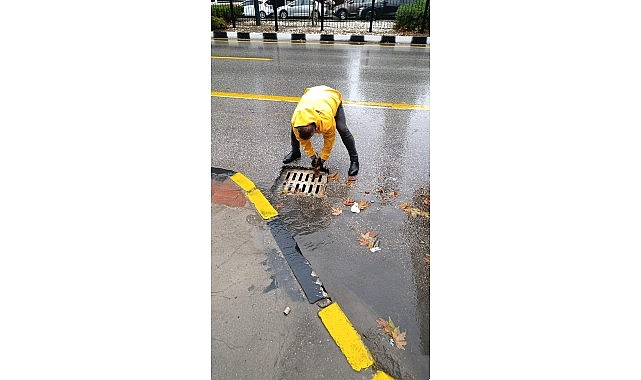 Büyükşehir ve MASKİ Ekipleri Yağmur için Sahada görseli