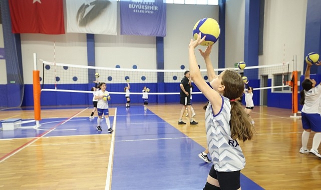 İBB Spor Okulları Yaz Döneminde de On Binlerce Çocuğu Sporla Buluşturuyor görseli