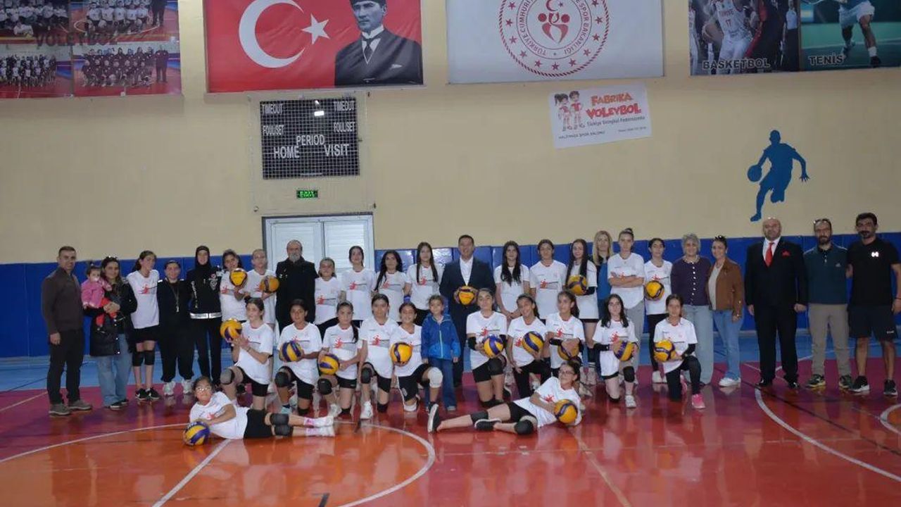 Dünya Kız Çocukları Günü'nde kız voleybolcularla anlamlı buluşma görseli