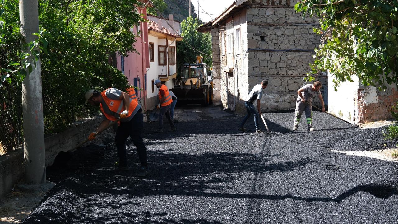 Güdül’de asfalt seferberliği: Yeşilöz’de çalışmalar sürüyor görseli