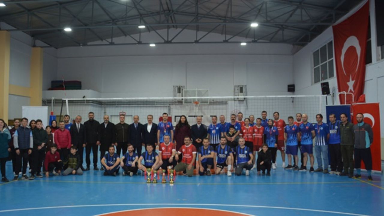 Kurumlar Arası Voleybol Turnuvasında Şalpazarı Emniyet Şampiyonluk kupasını aldı görseli