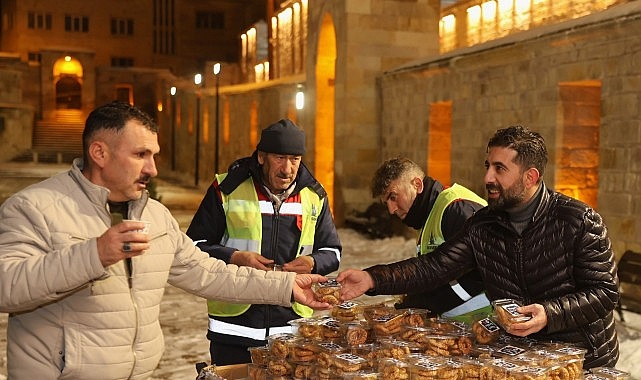 Miraç Gecesi’nde Kandil Simidi ve Şerbet Dağıtıldı görseli