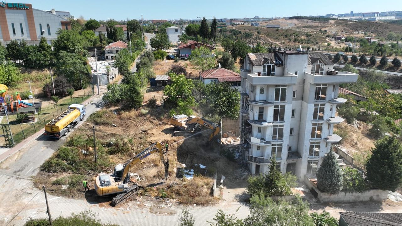 Çayırova’da riskli yapıların yıkımına başlandı görseli
