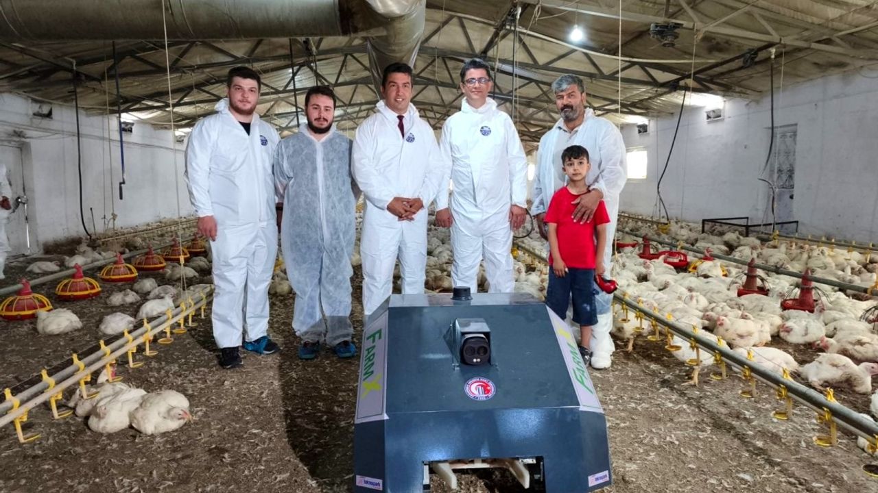 ÇOMÜ’lü akademisyenlerden kümes hastalıklarında erken teşhis için yapay zeka destekli robot: BroBot görseli