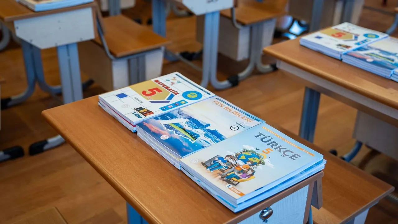 Ücretsiz ders kitapları okul sıralarına ulaştı görseli