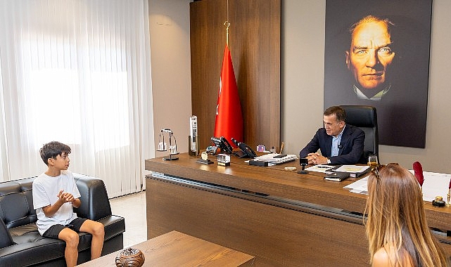 Başkan Abdullah Özyiğit, minik çevreci Aras Kayretli ile buluştu görseli
