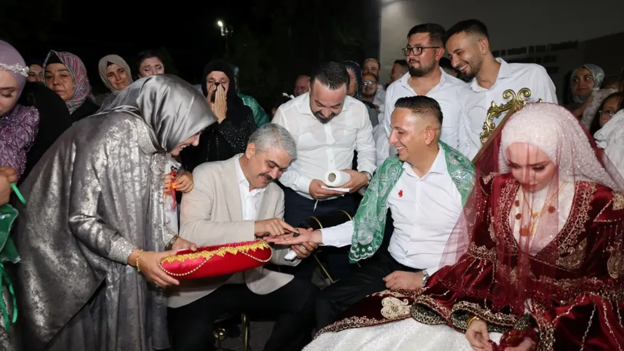 Pozantı Belediye Başkanı Avan’dan personeline anlamlı jest: Kınayı kendi elleriyle yaktı görseli