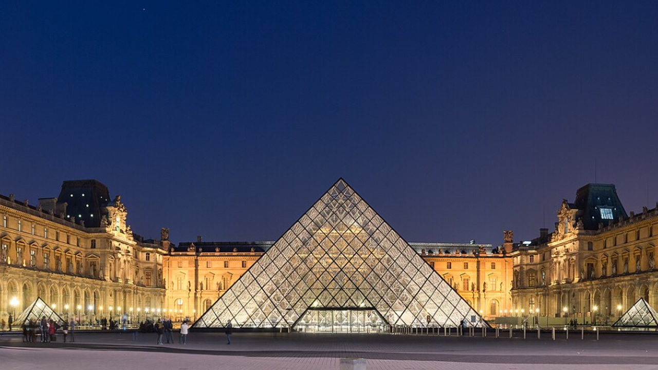 Louvre Müzesi soygun sonrası yeniden ziyaretçilere kapılarını açtı görseli