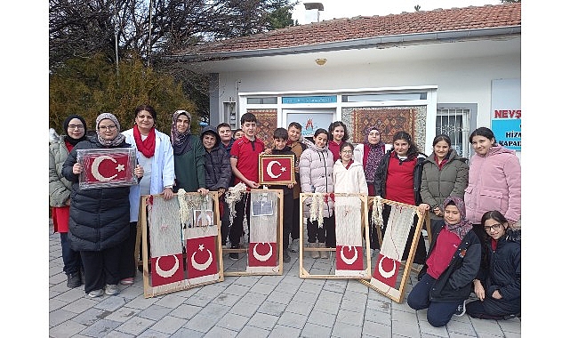 Genç Ellerden Ay Yıldızlı Bayrağa "Türk Düğümü" Dokunuşu görseli