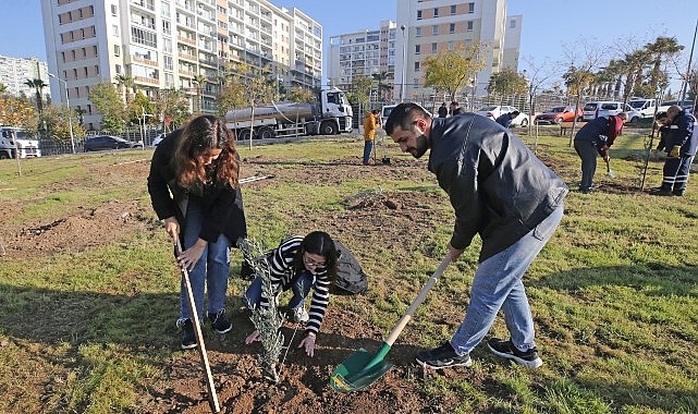 Karşıyaka’da zeytin fidanları toprakla buluştu görseli