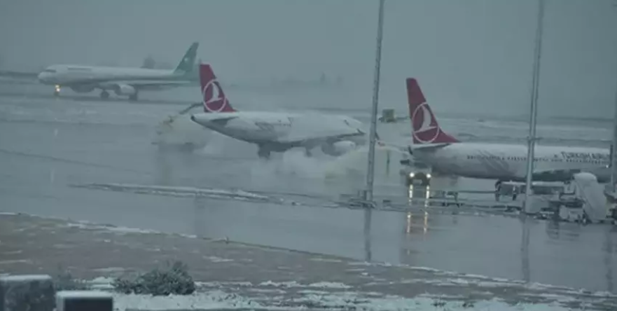 İstanbul'da Kar Engeli: Sabiha Gökçen'de Yüzlerce Uçuş İptal! görseli