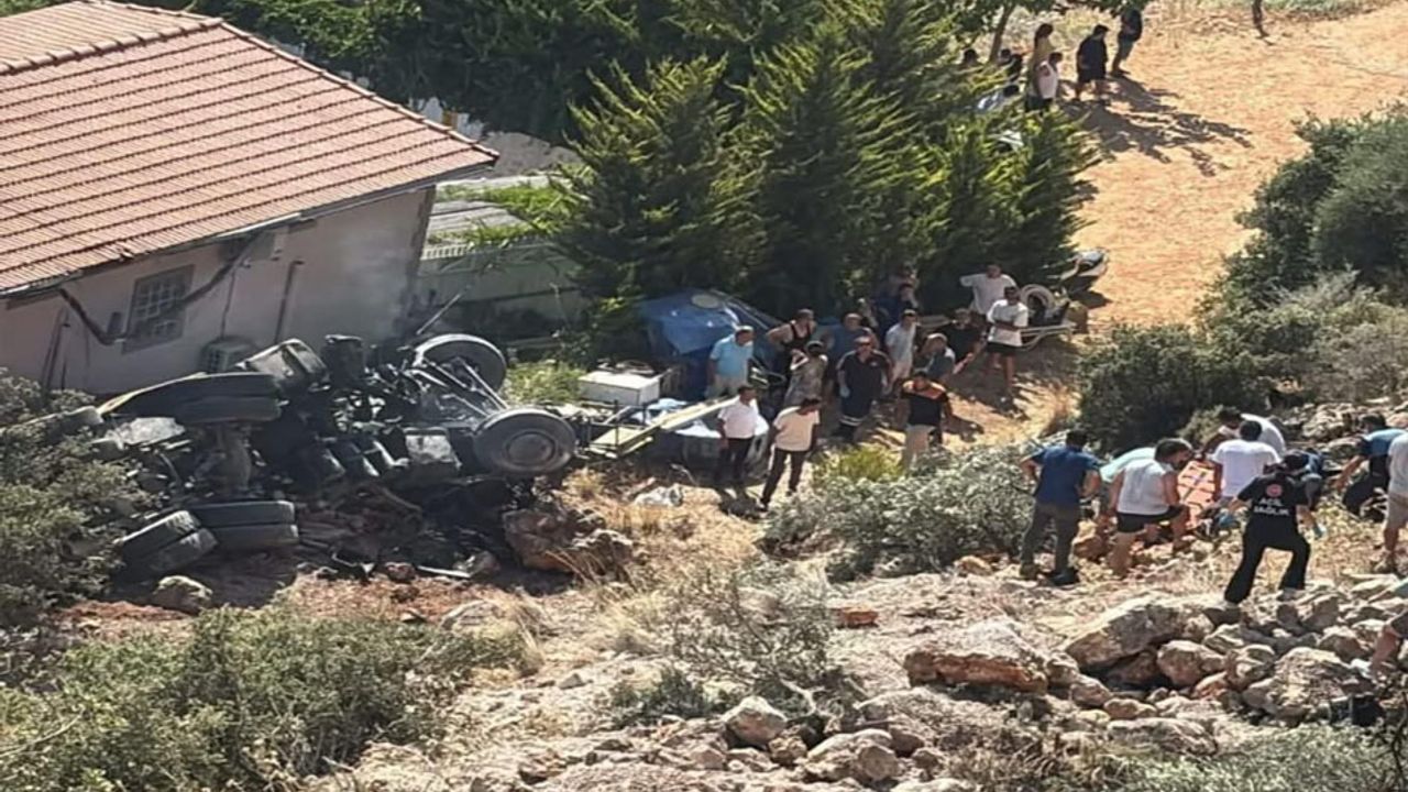 Kalkan’da feci kaza: Kamyon uçuruma yuvarlandı, 2 kişi hayatını kaybetti görseli